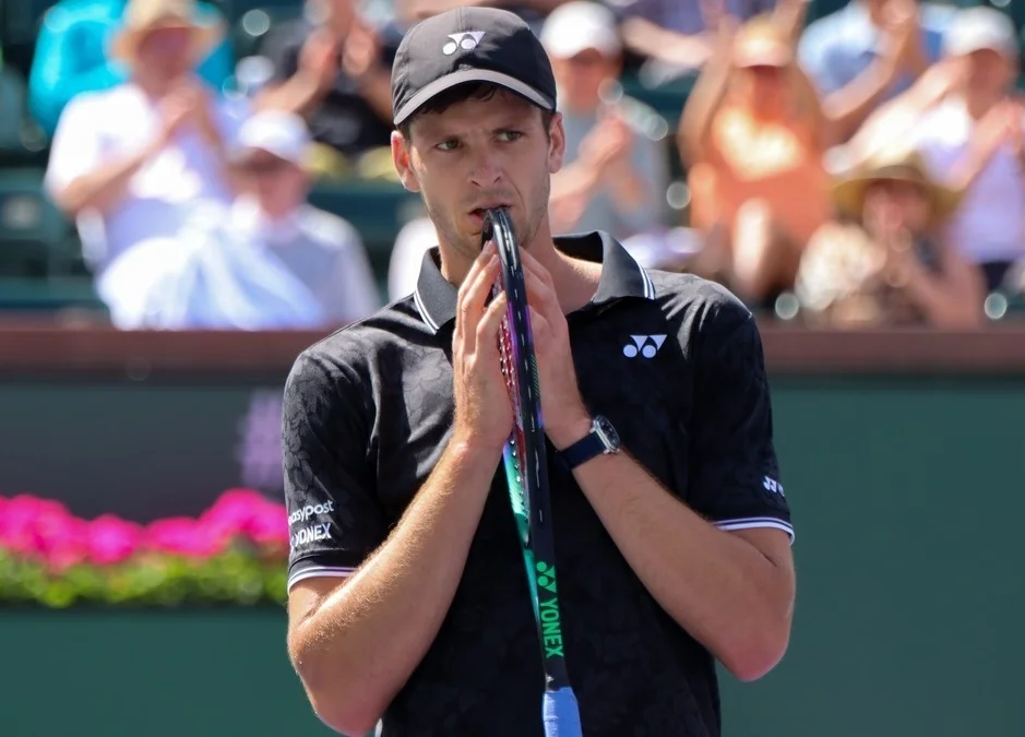 Hurkacz crashes out in Estoril, the rain torpedoes play in Houston - Thursday's ATP Recap