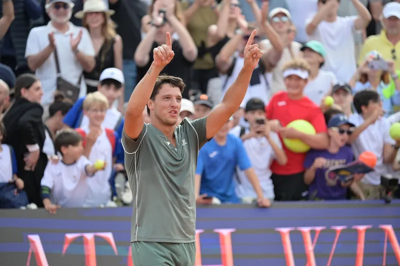 Darderi saves four match points to stun Zverev in Rome, faces Jodar in quarterfinals